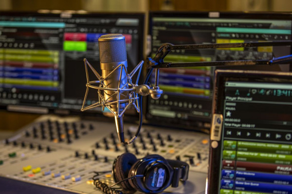 Rádio MEC e Nacional têm crescimento histórico de audiência em 2025