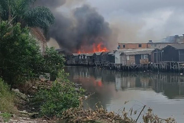 Incêndio destrói sete barracos no Dique da Vila Gilda, em Santos