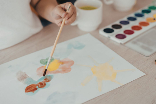 oficina de pintura em tela, que acontece na Pra&ccedil;a de Eventos do Santa Maria Outlet em parceria com a Casa do Artista