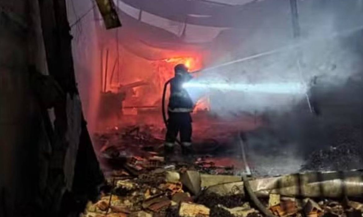 Incêndio destrói empresas e creche na zona leste de São Paulo