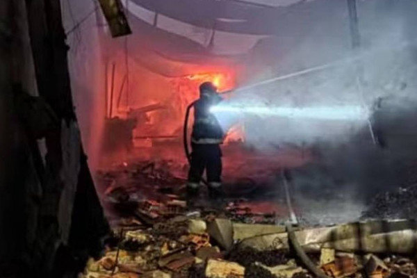 Incêndio destrói empresas e creche na zona leste de São Paulo