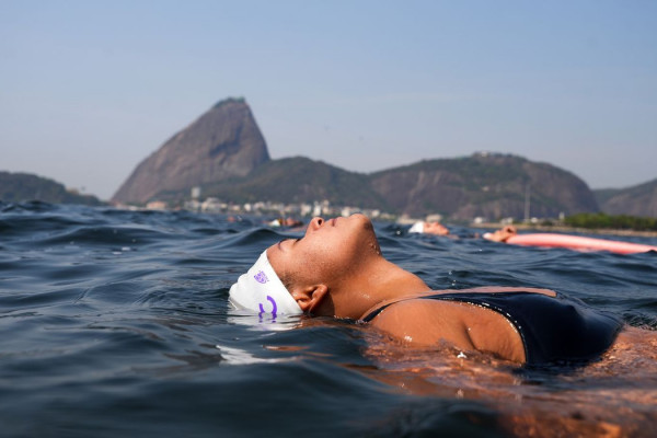 Treinos em grupo na praia devolvem liberdade a pessoas trans no Rio