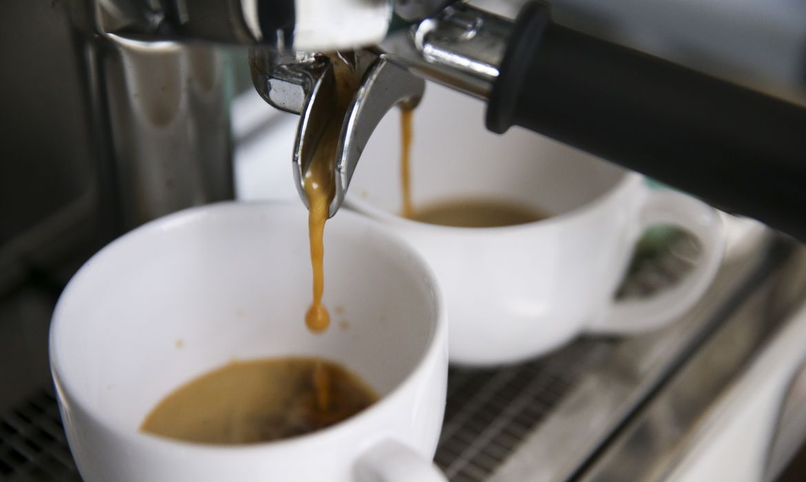 Preços altos derrubam consumo de café no Brasil em 2025