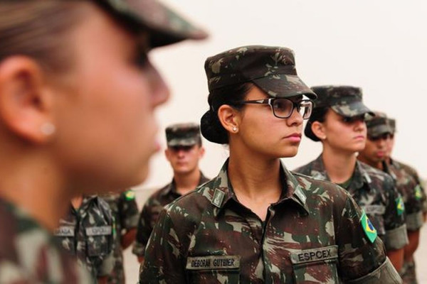 Exército faz seleção para alistamento militar de homens e mulheres
