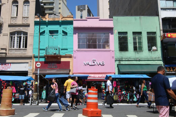 Consumo das famílias compensa juros e leva desemprego ao menor nível