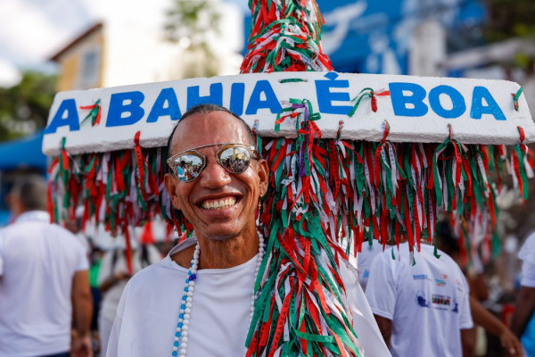 Multidão lota Rio Vermelho, em Salvador, para celebrar Iemanjá
