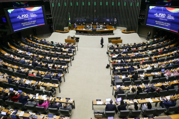 Fachin discursa no Congresso e defende independência dos Poderes