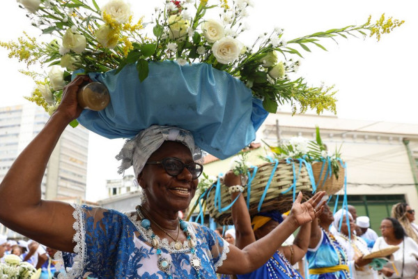 Devotos presenteiam Iemanjá em série de homenagens no Rio de Janeiro