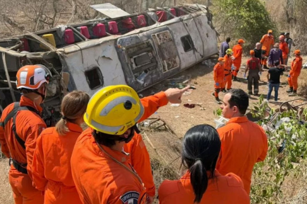 Capotamento de ônibus que levava romeiros deixa 15 mortos em Alagoas