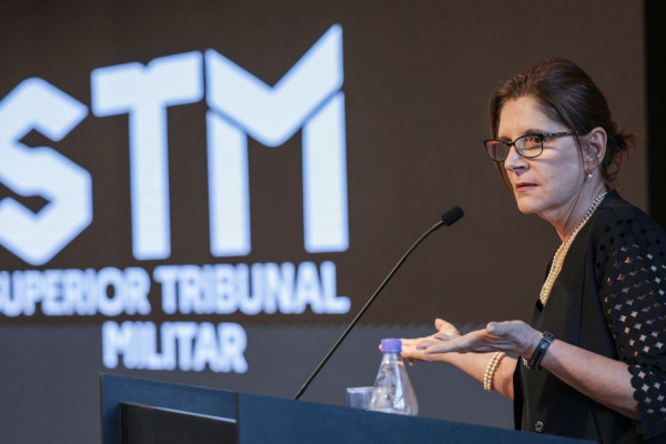 Bolsonaro fez descaso com preceitos éticos dos militares, diz MPM 