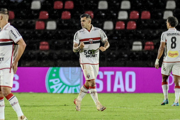 Jogadores celebram gol da vitória sobre o Palmeiras