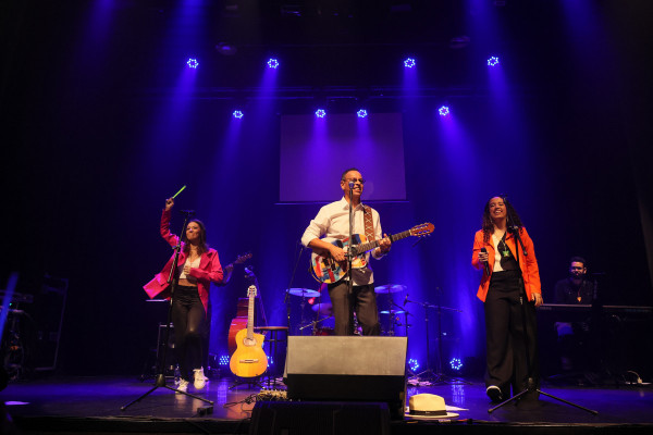 O trio ZUMTHREE reúne pai e filhas em um espetáculo que transforma repertório musical em conversa entre gerações