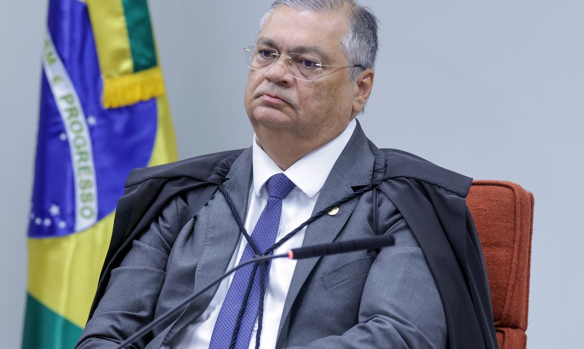Dino manda suspender pagamento de penduricalhos nos Três Poderes 