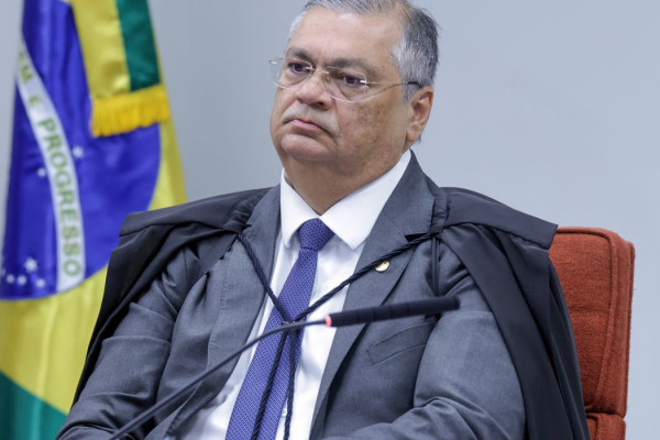 Dino manda suspender pagamento de penduricalhos nos Três Poderes 