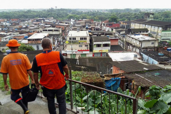Tempestade atinge o Guarujá, causa alagamentos e deixa 12 desabrigados