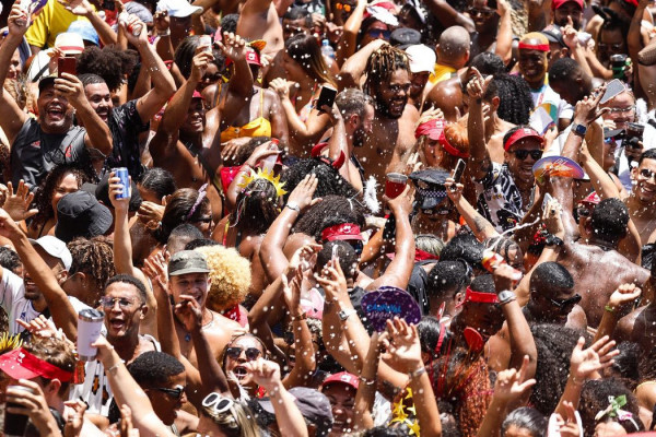 Bailes da Cinelândia transformam o centro do Rio com shows ao vivo