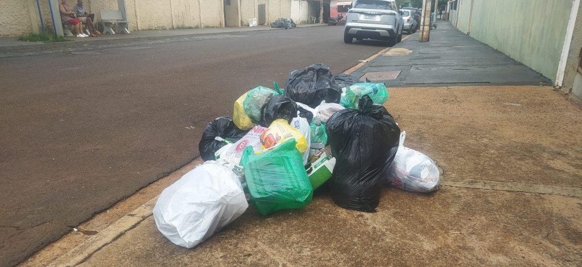 Lixo acumulado no bairro Jardim Jo&atilde;o Rossi, em Ribeir&atilde;o Preto