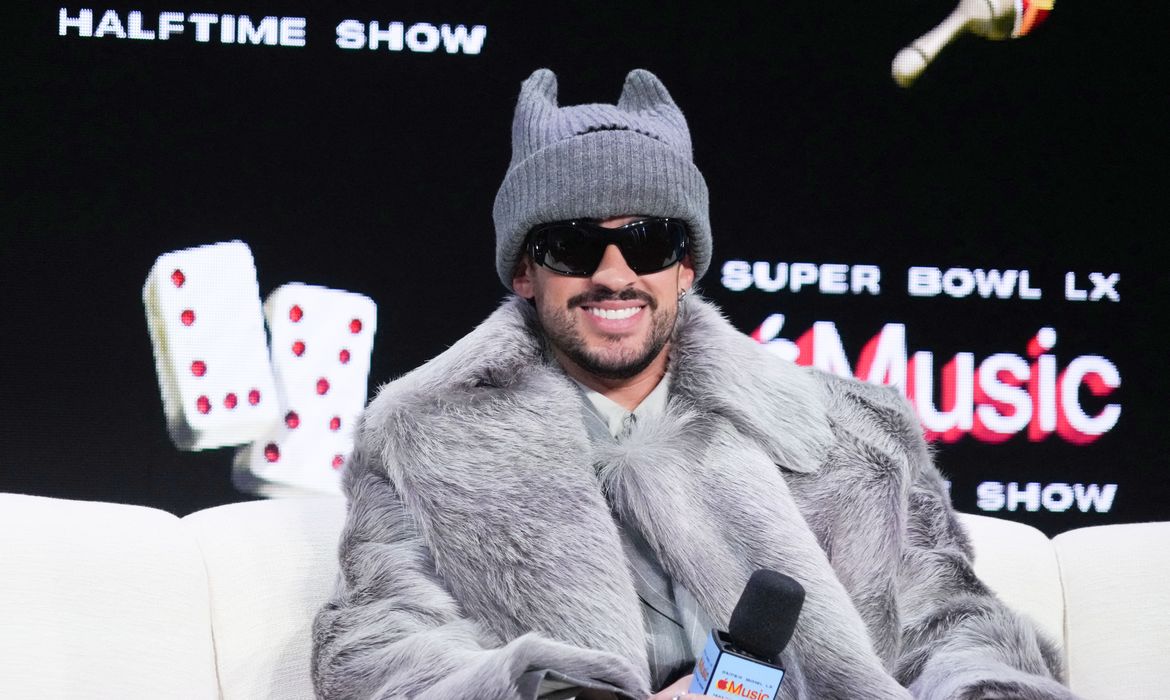 Bad Bunny, vencedor do Grammy e crítico de Trump, canta no Super Bowl