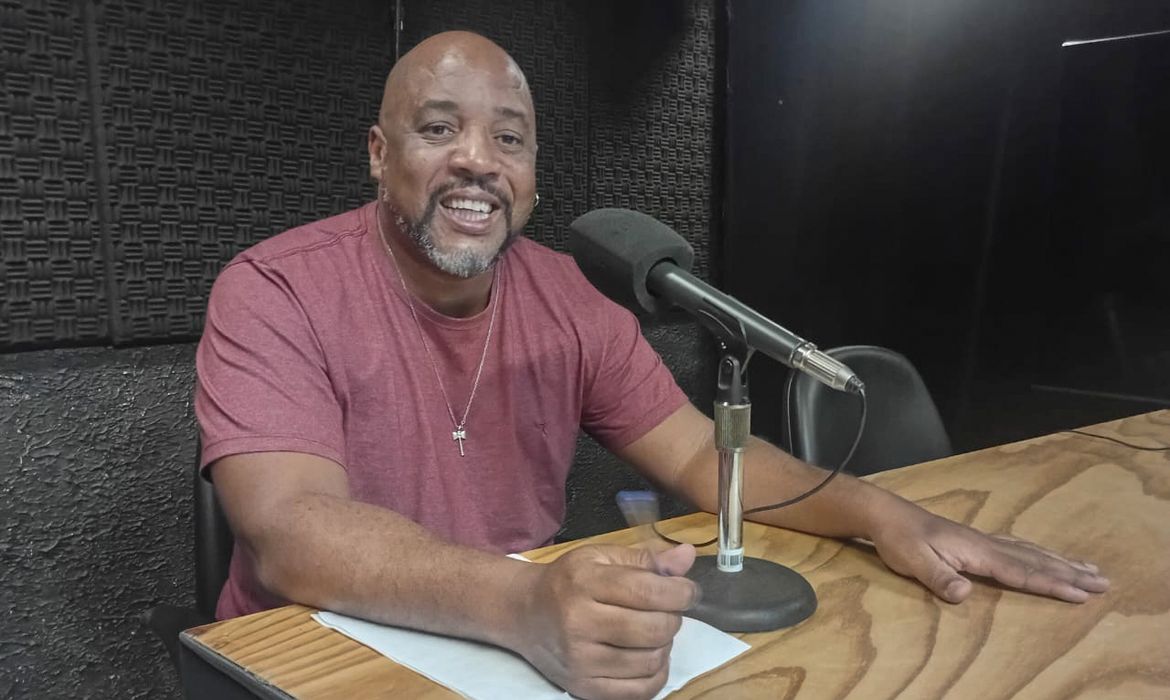 Samba-enredo é um grande enunciado político, diz sociólogo