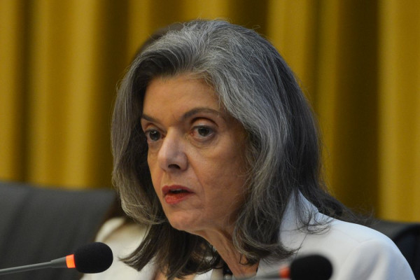 Cármen Lúcia vota contra gratificação de desempenho a inativos do INSS