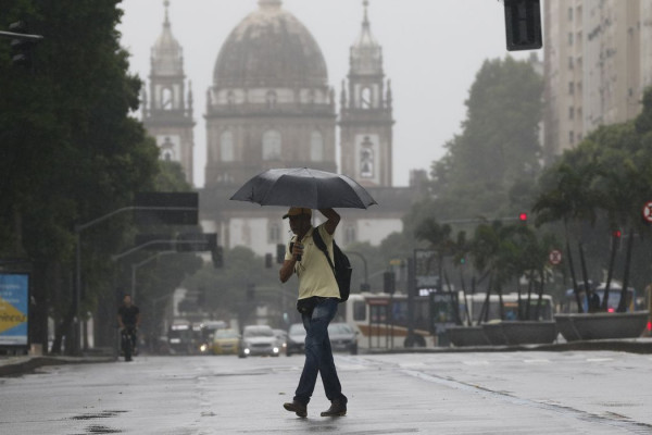 Chuvas intensas no Rio de Janeiro levam ao acionamento da Marinha