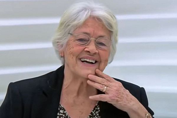 Adélia Prado recebe alta hospitalar e está em casa