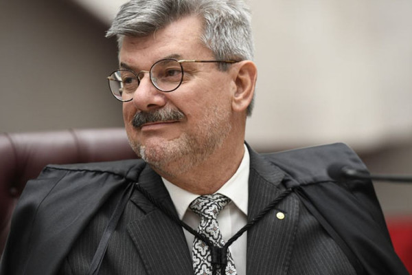 Ministro do STJ nega importunação sexual e pede licença de 90 dias