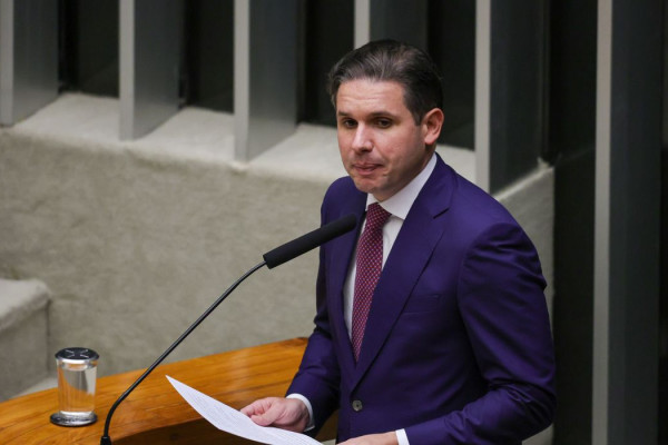 Decisão de Flávio Dino sobre penduricalhos foi "feliz", diz Hugo Motta