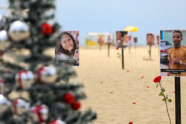 "Carinhoso, sorridente, feliz", diz mãe sobre filho morto por PMs 