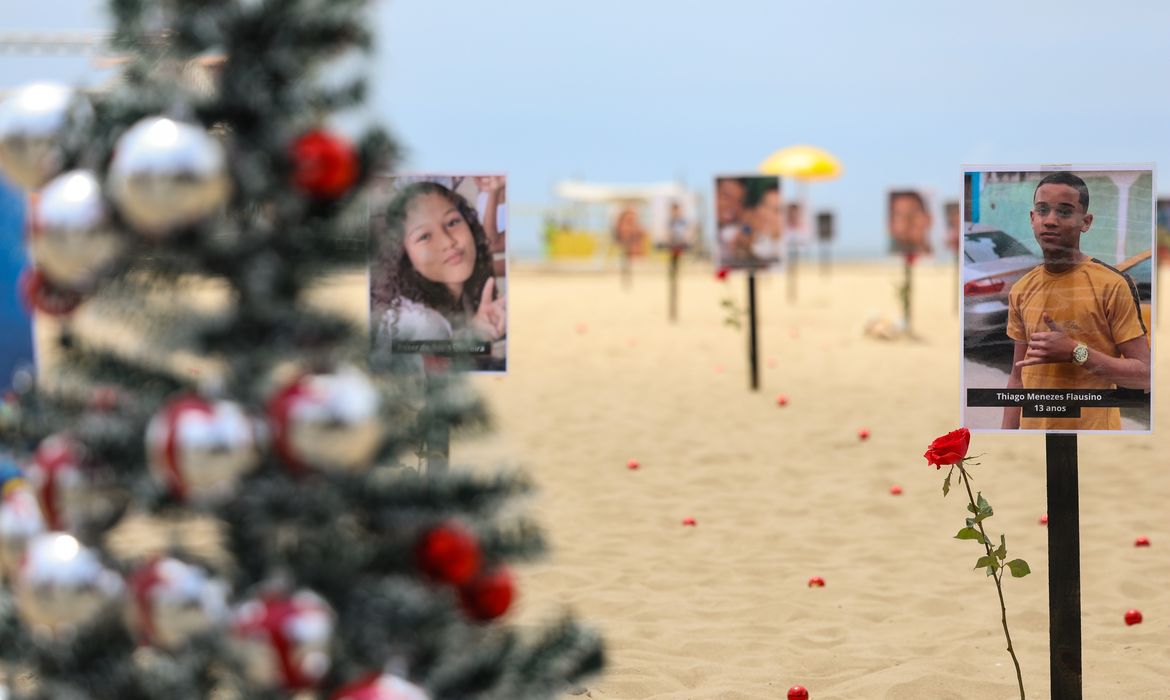 "Carinhoso, sorridente, feliz", diz mãe sobre filho morto por PMs 