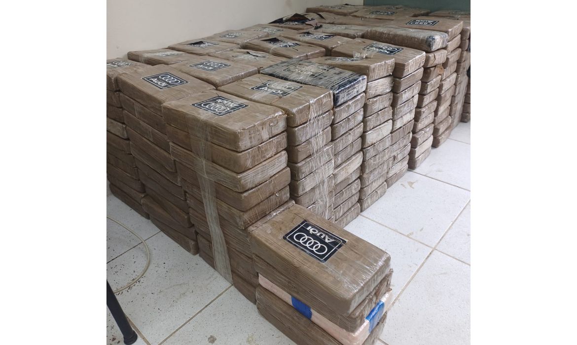 Operação internacional apreende 1,3 t de cocaína em alto mar