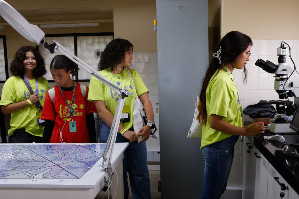 Imersão na Fiocruz inspira meninas a seguir carreira científica