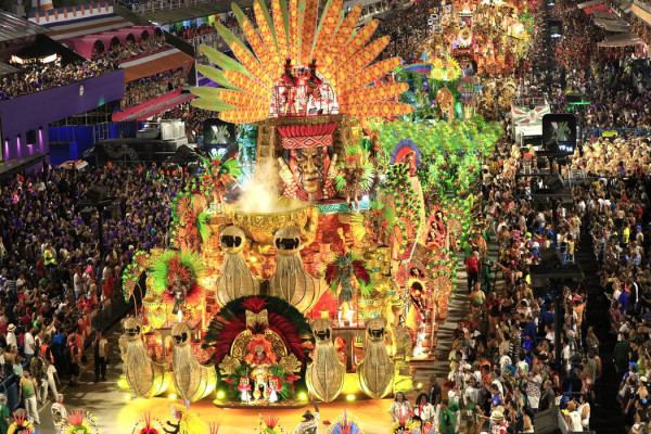 Princípio de incêndio atinge barracão da Grande Rio