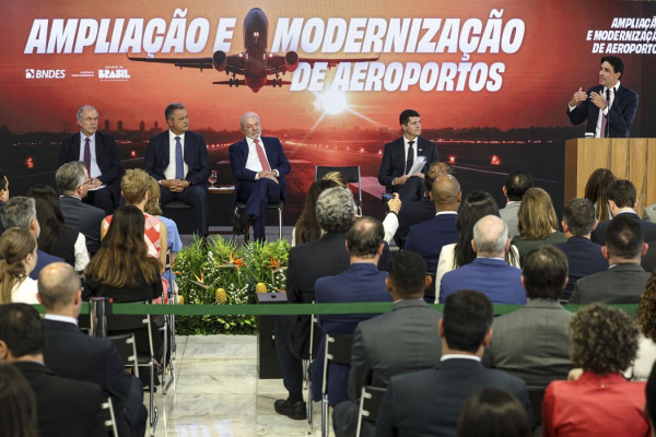 Ministro celebra anúncio de R$ 5,7 bi para ampliar aeroportos no país