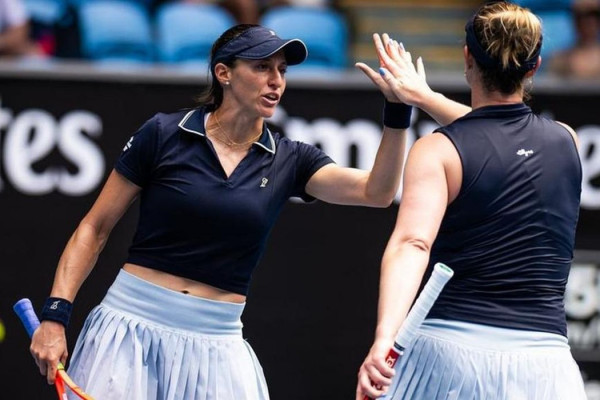 Dupla de Stefani vence 2º jogo e vai às quartas do WTA 1000 de Doha