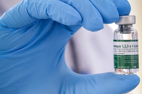 Começa vacinação de 1,2 milhão de profissionais de saúde contra dengue