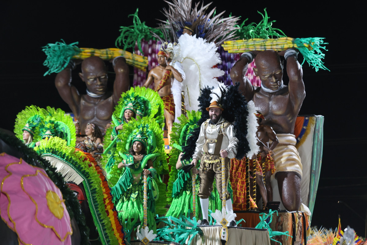 Carro alegórico durante o desfile de Carnaval de 2025, em Batatais