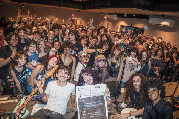 Com dificuldades no mercado da música, jovens lançam selo independente