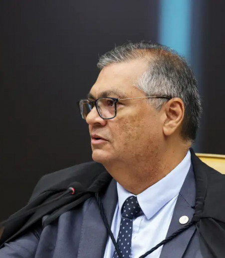 Dino vota por afastar Lei da Anistia para crimes permanentes