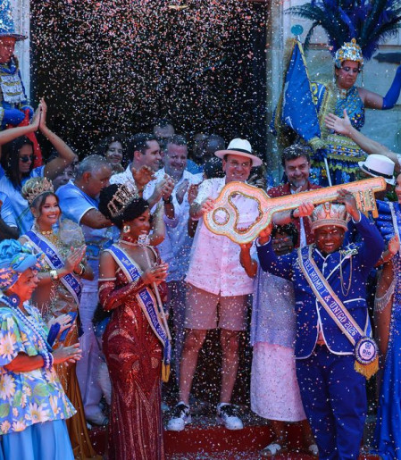 Rei Momo recebe chave da cidade e abre o Carnaval do Rio 2026