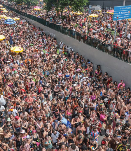 Tarde de blocos no Bixiga valoriza músicas brasileiras em São Paulo