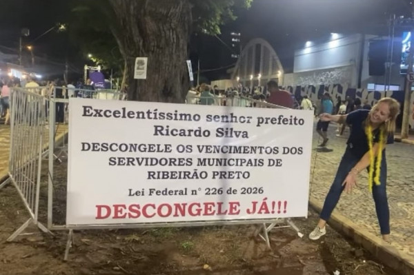 Servidora municipal manifestação e samba na avenida