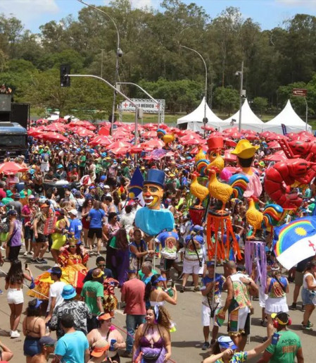 Pabllo Vittar e grupo de K-Pop fazem o povo sambar em SP nesta segunda