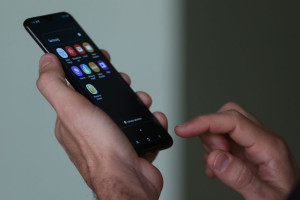 Usuário opera aplicativos em aparelho celular: publicações em redes social na mira da Justiça