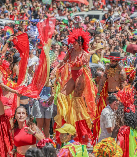 Calango Careta ocupa Brasília com alegorias, orquestra e arte circense
