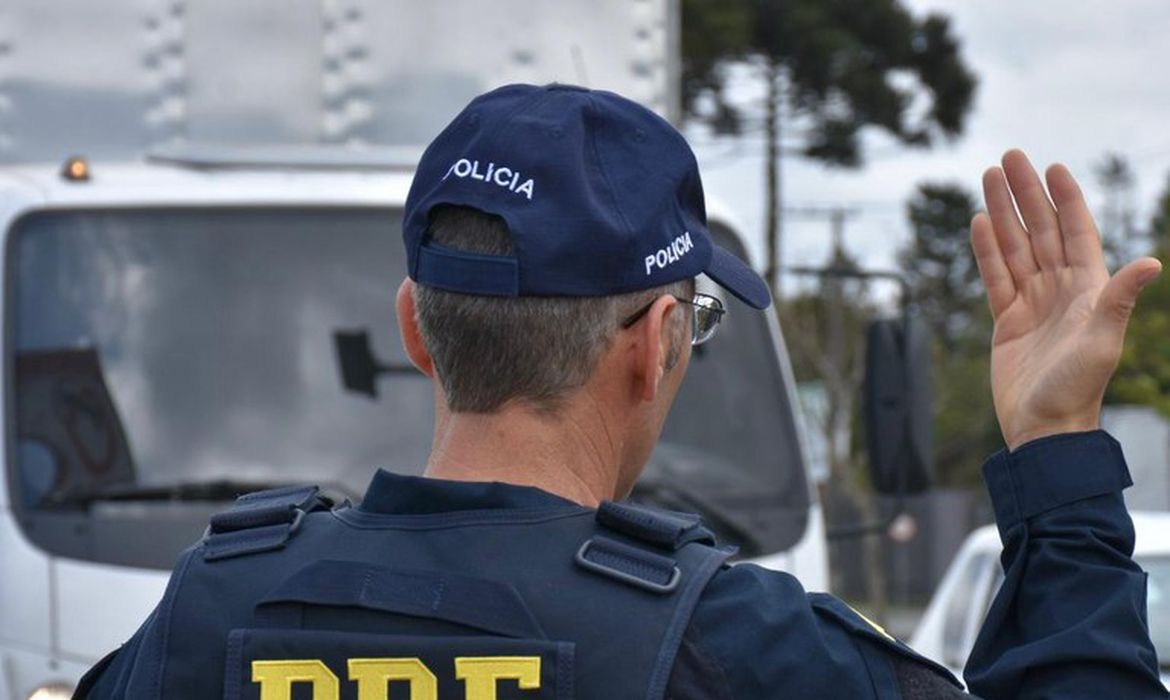 Acidente entre van e caminhão em Planaltina deixa cinco mortos 