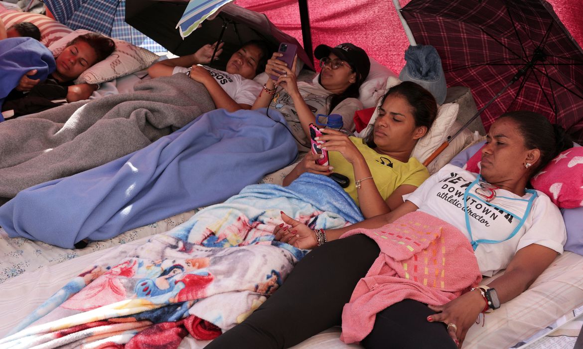 Familiares de presos políticos fazem greve de fome em Caracas