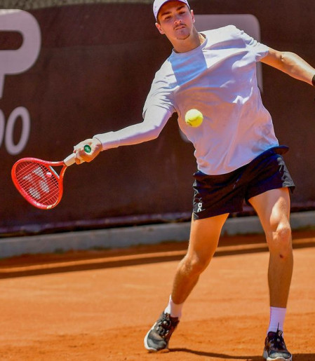 João Fonseca vence Thiago Monteiro em duelo brasileiro pelo Rio Open