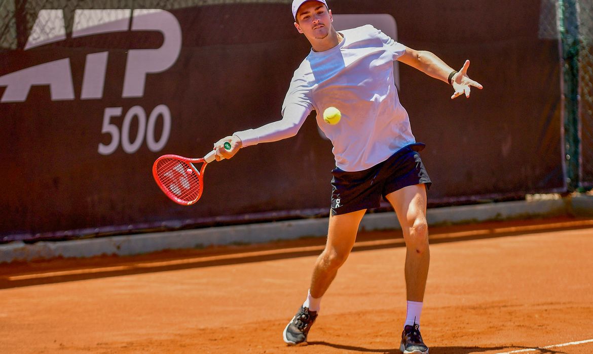 João Fonseca vence Thiago Monteiro em duelo brasileiro pelo Rio Open