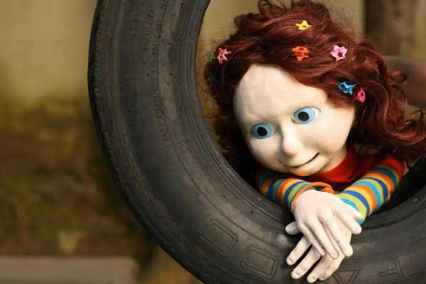 Em "P&eacute;s Descal&ccedil;os", o Morpheus Teatro convida o p&uacute;blico a mergulhar em um universo de imagina&ccedil;&atilde;o e encontro, onde um simples tanque de areia se transforma em palco de descobertas